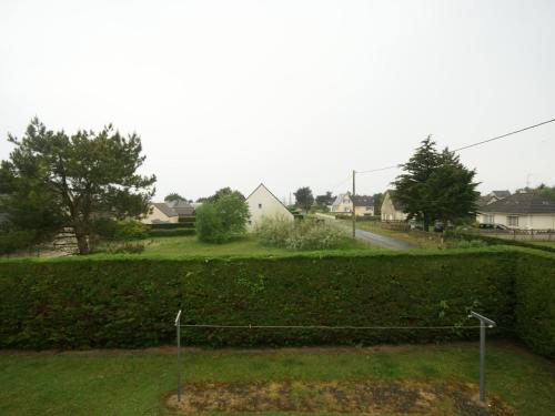 uma vista para um quintal com uma cerca e uma rua em Holiday home in Denneville near the beach em Denneville