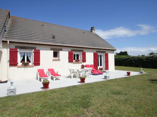 Snug holiday home in Denneville-Plage near beach