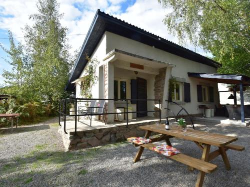 ein Haus mit einem Picknicktisch davor in der Unterkunft Modern holiday home with lovely garden in Saint-Honoré-les-Bains