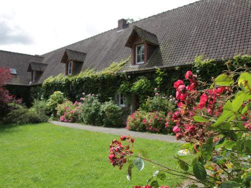 カンにあるHoliday home in Quend Plage les Pins with poolのピンクの花の庭園のある家