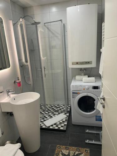 een badkamer met een wasmachine en een douche bij Citybergblick in Innsbruck
