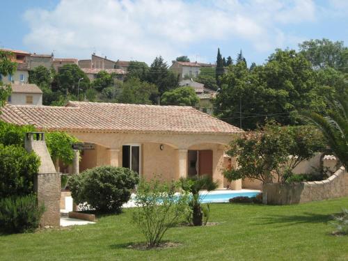 Saint-Paul-en-ForêtにあるLuxury villa in Provence with gardenの庭にスイミングプールがある家