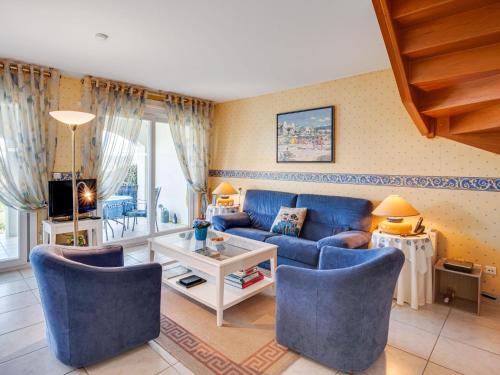 salon z niebieską kanapą i krzesłami w obiekcie Modern Holiday Home in Saint Rapha l with Private Pool w miejscowości Saint-Raphaël