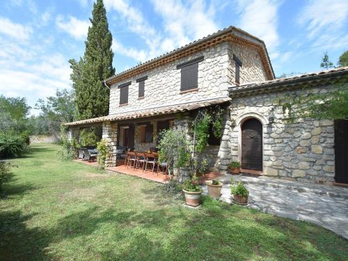 ein Steinhaus mit einem Tisch im Hof in der Unterkunft Charming Villa in Callas with Private Swimming Pool in Callas