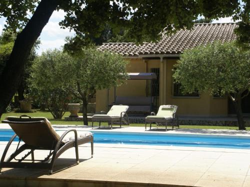 BédarridesにあるStunning Villa in Sorgues with Swimming Poolのスイミングプールの横に座る椅子