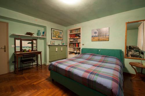 a bedroom with a bed and a table and a desk at Bed and Breakfast Miotto in Montegalda