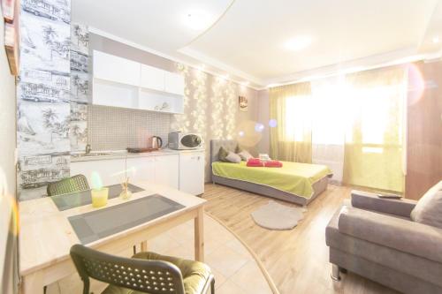 a room with a kitchen and a living room at Уютная студия на 50 лет ВЛКСМ in Tyumen