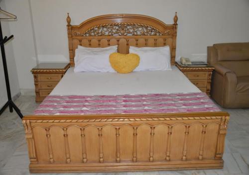 Postel nebo postele na pokoji v ubytování Step inn Hotel Sukkur