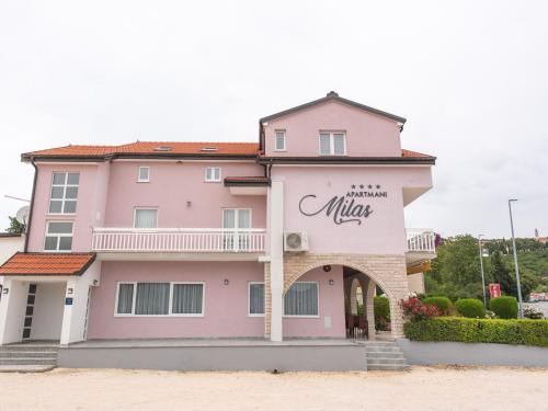 un edificio rosa con un letrero mulka. en Lovely Apartment in Imotski with Balcony, en Imotski