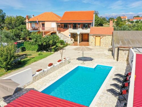 una vista aérea de una casa con piscina en Charming Villa in Poli nik with Swimming Pool, en Poličnik