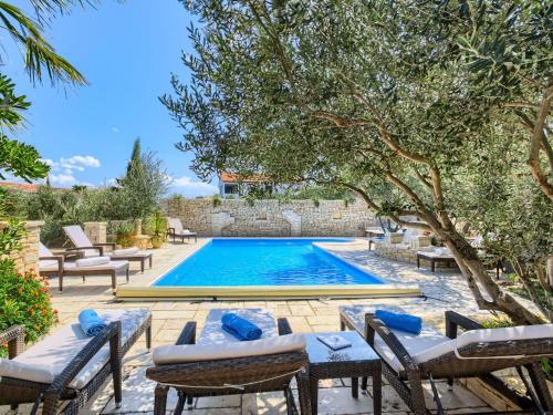 Splendid Apartment in Murter with Swimming Pool