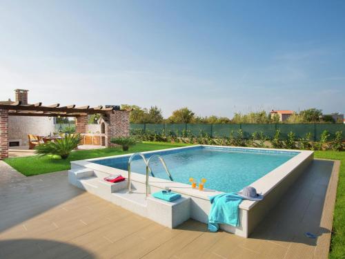 - une piscine dans un jardin avec piscine dans l'établissement Lovely holiday home in Fazana with swimming pool, à Štinjan