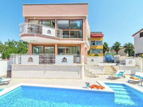une maison avec une piscine en face d'une maison dans l'établissement Modern villa with private pool and bubble bath, à Novigrad