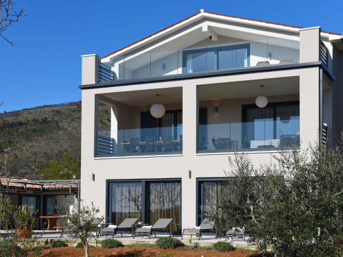 Fotografia z galérie ubytovania Villa with swimming pool, outdoor kitchen, sauna, jacuzzi, play area and sea view v destinácii Viskovići
