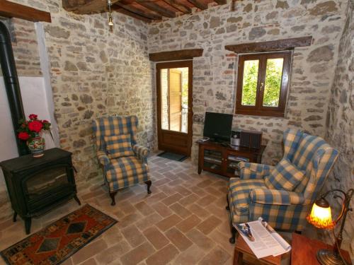 un soggiorno con 2 sedie e un piano cottura di Luxury Cottage in Lisciano Niccone Umbria with Swimming Pool a Casella