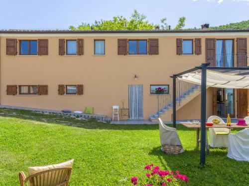 una casa con un patio con una mesa y una tienda de campaña en Belvilla by OYO Casa Volpara, en Pergola