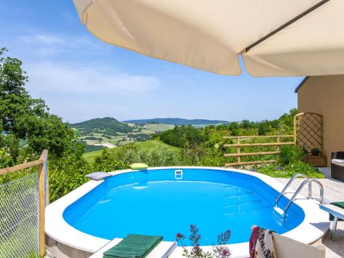 une grande piscine bleue sur une terrasse dans l'établissement Belvilla by OYO Casa Volpara, à Pergola