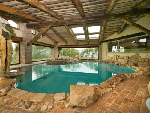 una grande piscina con soffitto in legno di Belvilla by OYO Villa Mezzeria a Guardea