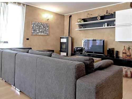 a living room with two couches and a tv at Belvilla by OYO Villa Valtopina in Valtopina