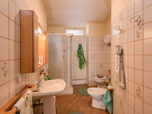 Ένα μπάνιο στο Farmhouse Umbria-Tuscany with Pool