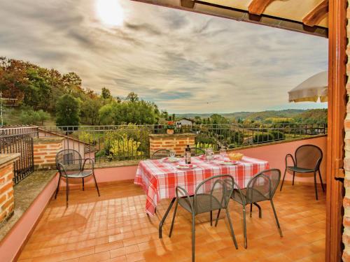 Μπαλκόνι ή βεράντα στο Farmhouse Umbria-Tuscany with Pool