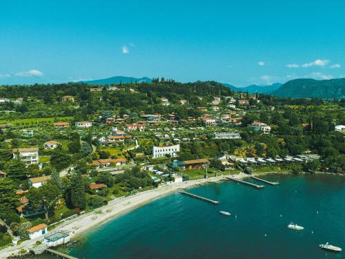 Vista aerea di Apartment on Lake Garda in Manerba with Pool