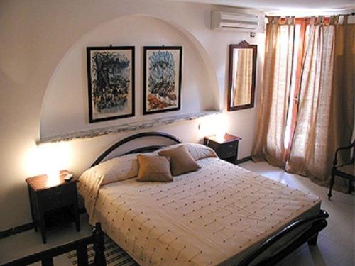 ein Schlafzimmer mit einem großen Bett in einem Zimmer in der Unterkunft B&B Villa Acero in Marina di Carrara