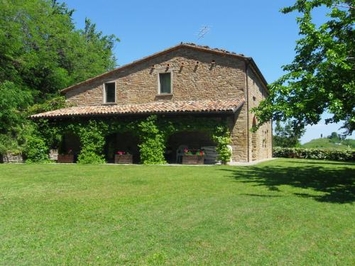 ModiglianaにあるStone house in the green rolling hills of the Apennines with gardenの緑の庭のある古い石造りの家