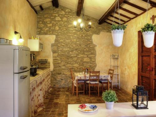 Reštaurácia alebo iné gastronomické zariadenie v ubytovaní Bright Holiday Home in Modigliana with Swimming Pool