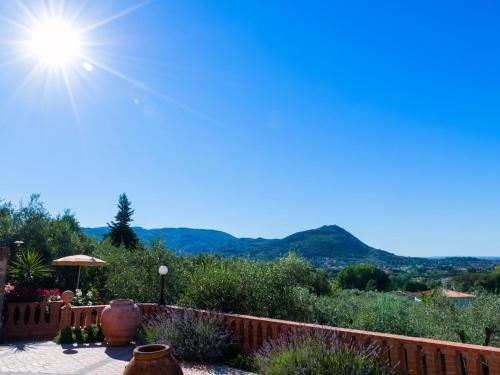 Blick auf den Garten mit der Sonne im Himmel in der Unterkunft Belvilla by OYO Nice Farmhouse with Sauna Jacuzzi in Pieve a Nievole