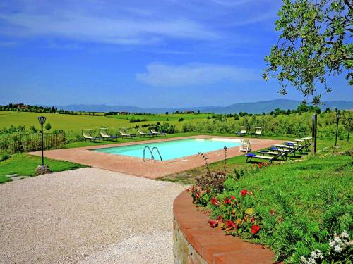 una piscina con tumbonas y un parque infantil en Belvilla by OYO Villa Anita, en Cortona