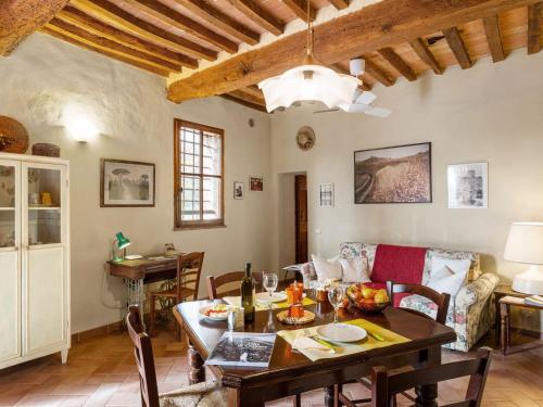 uma sala de estar com uma mesa e um sofá em Sparkling Farmhouse in Ville di Corsano with Private Terrace em Bagnaia