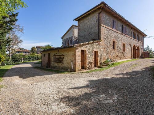 um velho edifício de pedra numa estrada de cascalho em Sparkling Farmhouse in Ville di Corsano with Private Terrace em Bagnaia