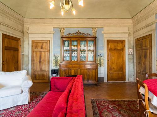 MontecastelliにあるBelvilla by OYO Affreschiのリビングルーム(ソファ、赤い枕付)