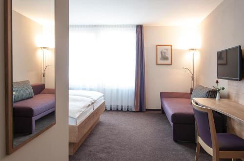 سرير أو أسرّة في غرفة في Gasthaus Alte Münze