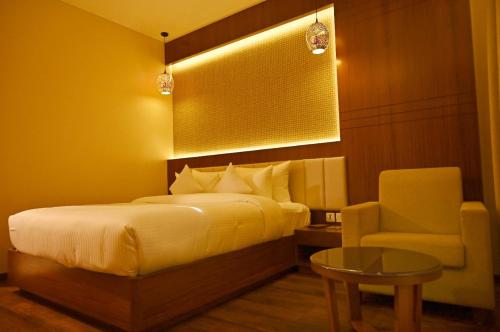 Una cama o camas en una habitación de Pristine Hotel, Varanasi