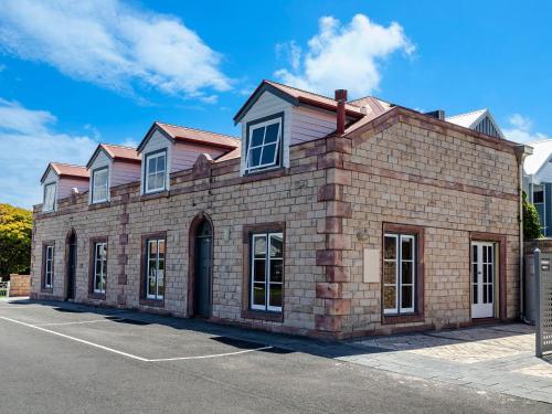 ein Backsteingebäude an der Straßenseite in der Unterkunft Central Starboard in Port Fairy