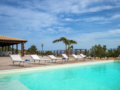カステッランマーレ・デル・ゴルフォにあるSplendid Holiday Home in Castellammare del Golfo near Beachのスイミングプールの横に座る椅子