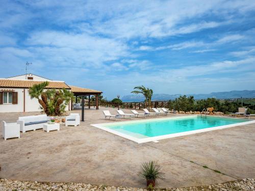 カステッランマーレ・デル・ゴルフォにあるSplendid Holiday Home in Castellammare del Golfo near Beachのラウンジチェア付きのスイミングプール、家
