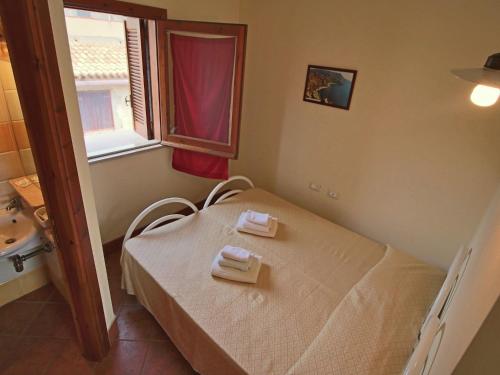 Habitación pequeña con cama y ventana en Luxurious Mansion in Parghelia near Sea, en Parghelia