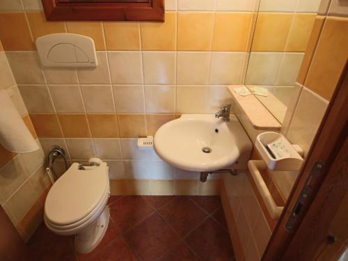 Baño pequeño con aseo y lavamanos en Luxurious Mansion in Parghelia near Sea, en Parghelia