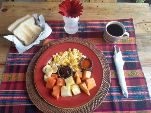 Un plato de comida de desayuno en una mesa con una taza de café. en Hotel Casa Sofia, en Antigua Guatemala