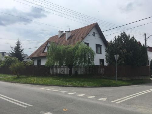 ドプチツェにあるHoliday Home in Dobczyce Lesser with Terraceの通り側の柵付白家