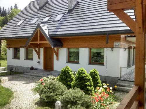 ズバルドンにあるModern Villa in Zwardon with Saunaの木造屋根の家