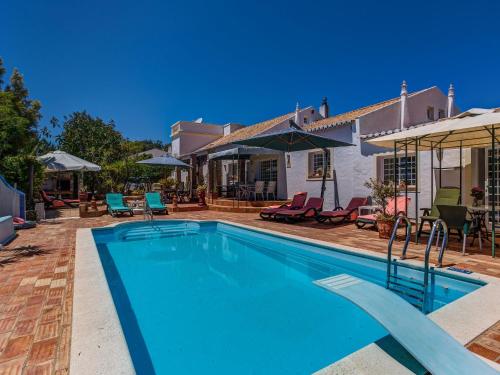 - une piscine en face d'une maison dans l'établissement Gorgeous Holiday Home with Swimming Pool, à Odiáxere
