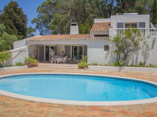 Roofed Villa in Albufeira with Private Swimming Pool tesisinde veya buraya yakın yüzme havuzu