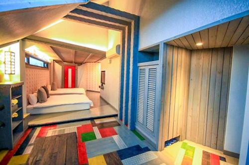 ein Schlafzimmer mit einem Bett in einem Zimmer mit einer Tür in der Unterkunft Fanlin House in Jialin
