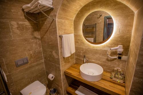 Bilik mandi di Sinasos Star Hotel Cappadocia