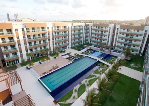 einen Luftblick auf ein großes Apartmenthaus mit Pool in der Unterkunft Sun Residence in Fortaleza