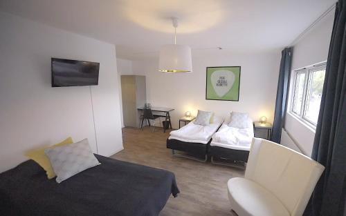 Habitación con cama y silla. en Hotel Tingsryd en Tingsryd